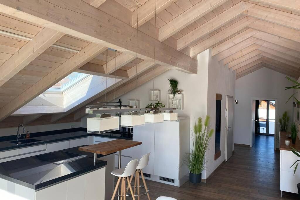 Lichtdurchflutete Mit Grosser Dachterrasse